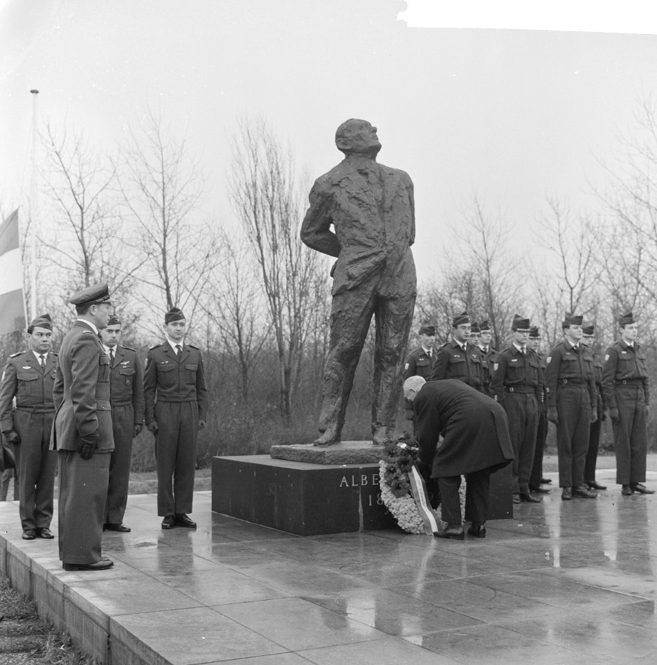 Albert Plesman herdenking in Den Haag , luitenant generaal H Schaper legt krans, Bestanddeelnr 915-8928