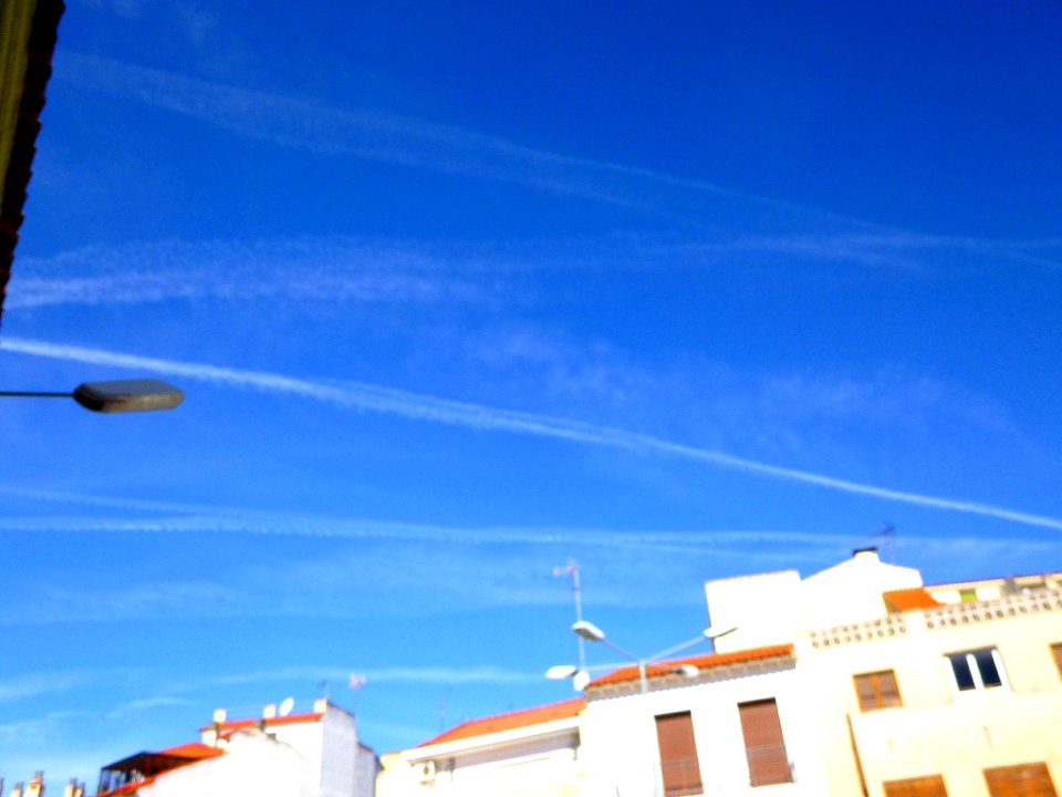 Alcázar de San Juan (Ciudad Real, Spain) - contrails april 2015 (1)