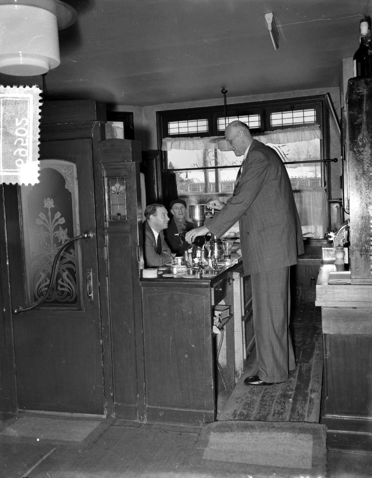Albert J. Kramer, de grootste man ter wereld (2.42 m) in zijn café op de hoek va, Bestanddeelnr 906-9502