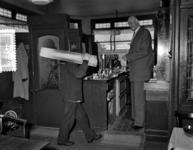 Albert J. Kramer, de grootste man ter wereld (2.42 m) in zijn café op de hoek va, Bestanddeelnr 906-9501