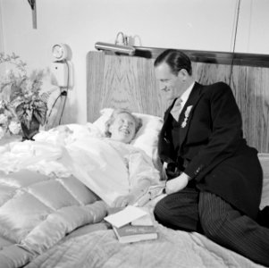 Albert van Abbe, zijn vrouw Marijke Hoffmann en hun baby op bed, Bestanddeelnr 255-8583 photo