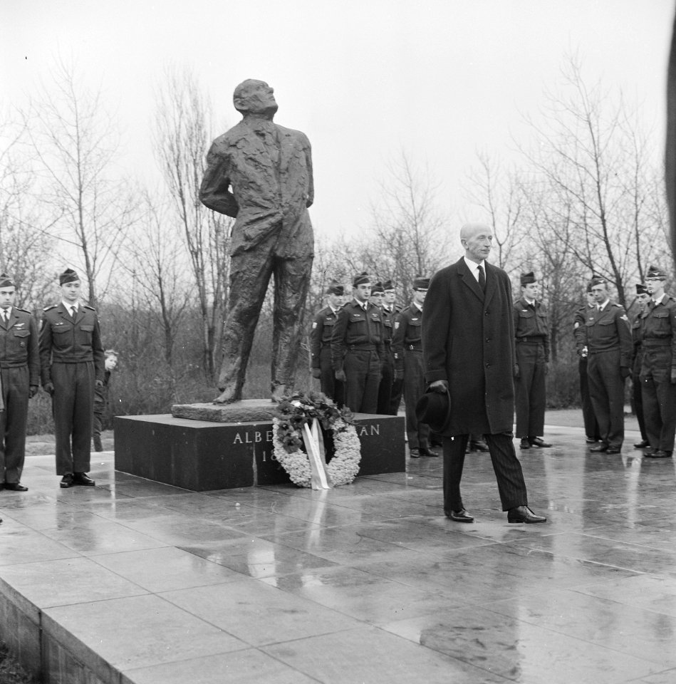 Albert Plesman herdenking in Den Haag , luitenant generaal H Schaper legt krans, Bestanddeelnr 915-8929