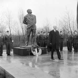 Albert Plesman herdenking in Den Haag , luitenant generaal H Schaper legt krans, Bestanddeelnr 915-8929