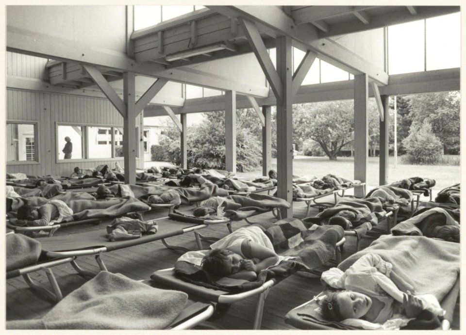 Albert Schweitzerschool, aan de Rijksstraatweg, openluchtschool voor ziekelijke kinderen. Op de foto kinderen die slapen tijdens de middagpauze. NL-HlmNHA 54013149