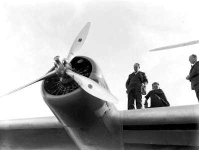 Albert Plesman, directeur van de KLM staat op de rechtervleugel van het vliegtui, Bestanddeelnr 190-0081