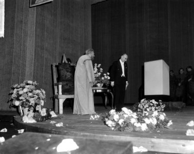 Albert van Dalsum afscheidstentoonstelling King Lear gegeven in Stadsschouwbur, Bestanddeelnr 917-1652