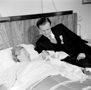 Albert van Abbe, zijn vrouw Marijke Hoffmann en hun baby op bed, Bestanddeelnr 255-8584 photo
