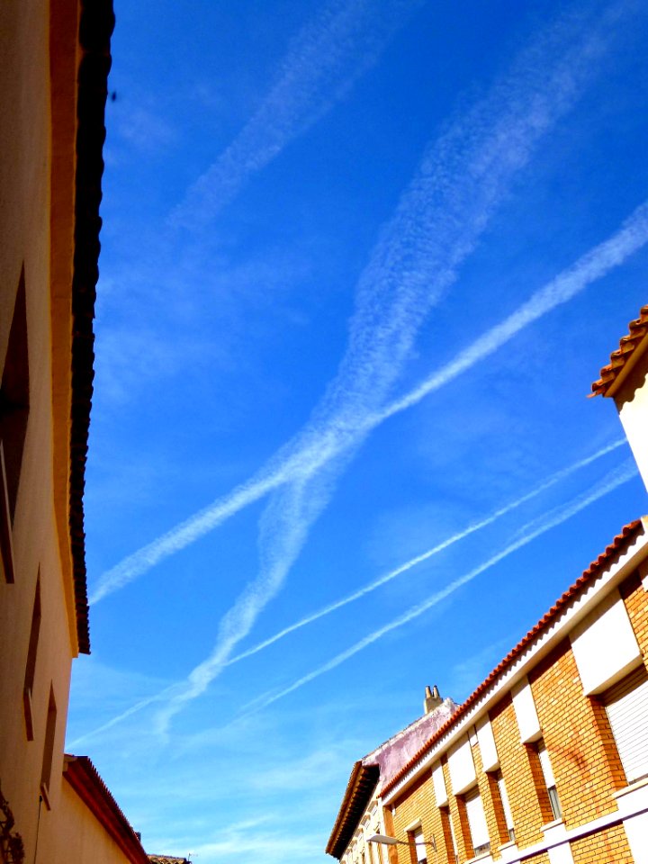 Alcázar de San Juan (Ciudad Real, Spain) - contrails april 2015 (3)