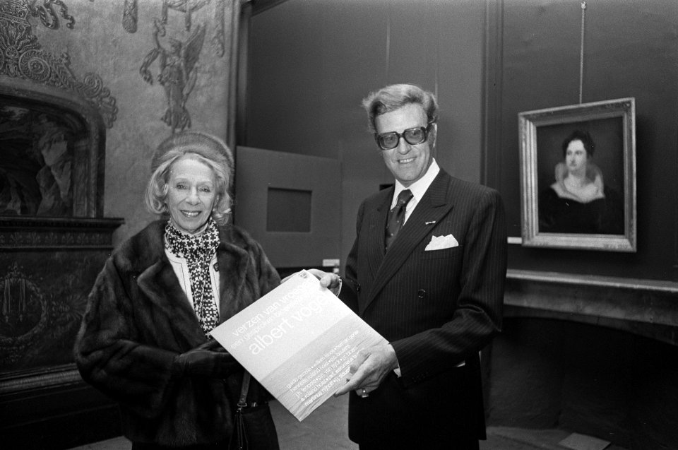 Albert Vogel presenteert LP Verzen van Vroeger in Amsterdam mevrouw Charlotte, Bestanddeelnr 928-2747