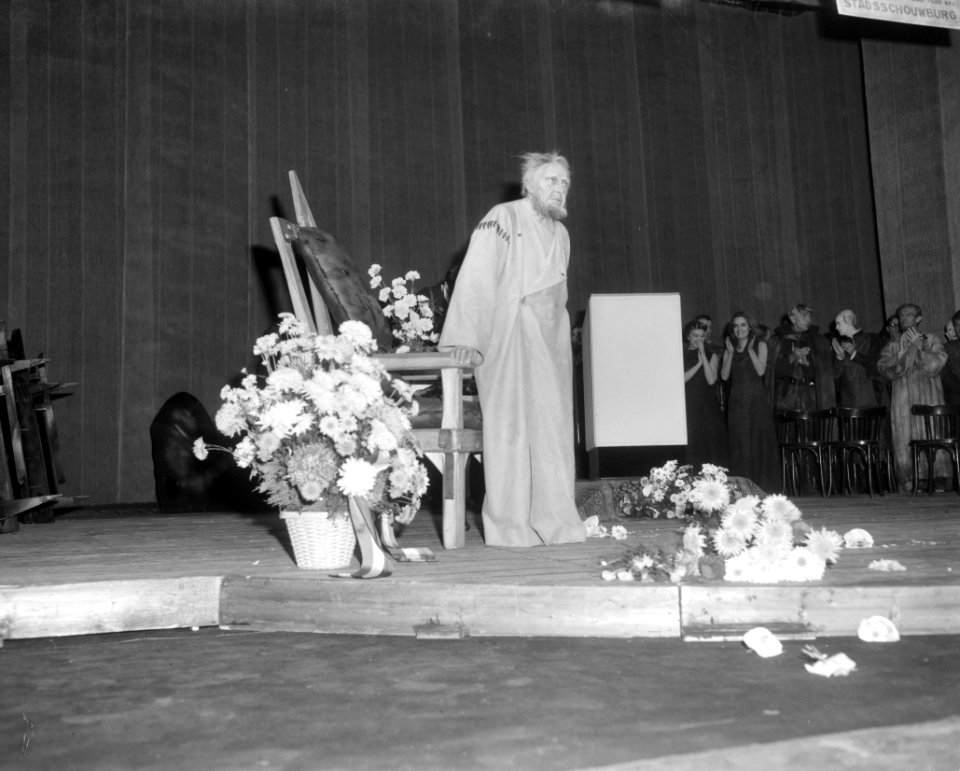 Albert van Dalsum afscheidstentoonstelling King Lear gegeven in Stadsschouwbur, Bestanddeelnr 917-1651