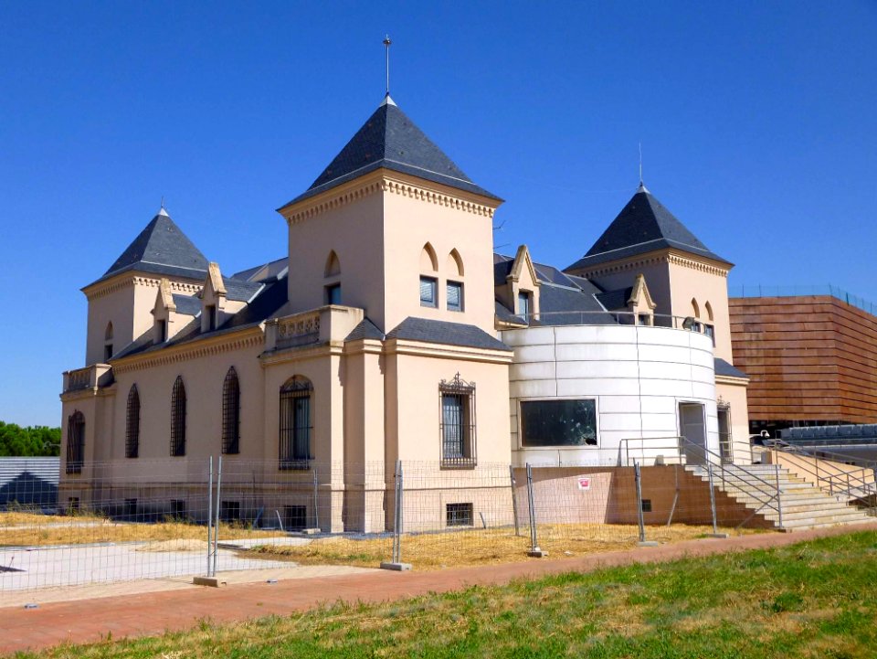 Alcorcón - Castillos de Valderas y Museo de Arte de Vidrio de Alcorcón (MAVA) 3