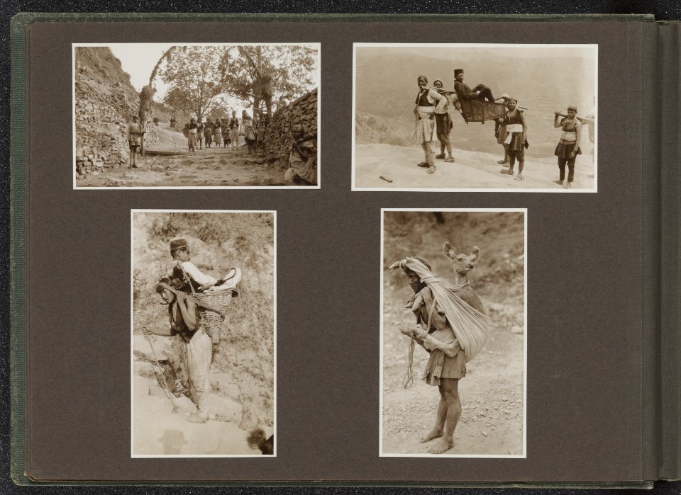 Albumblad met vier fotos. Linksboven voor een ereboog staat een soldaat met op, Bestanddeelnr 37 006