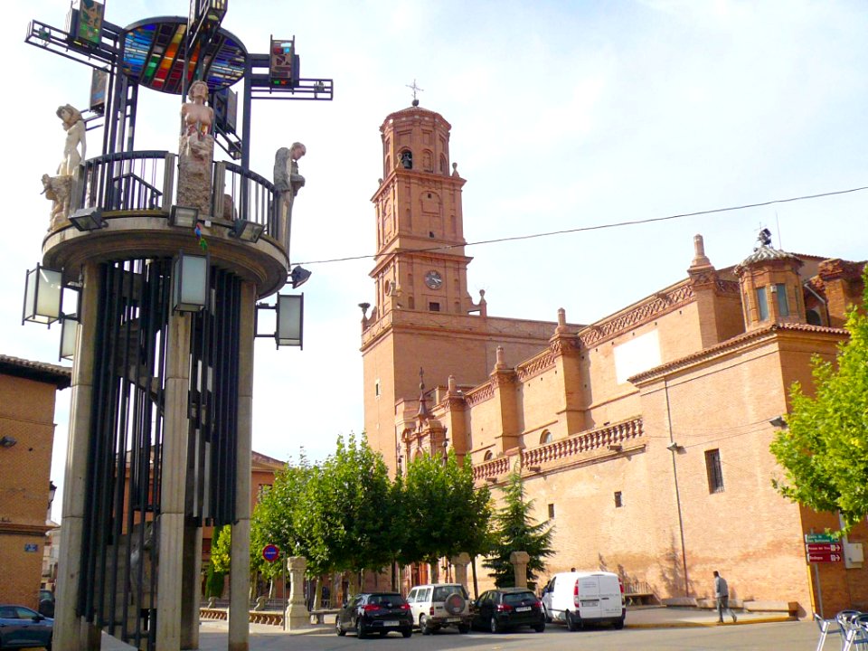 Aldeanueva de Ebro - Monumento de la Plaza de España e Iglesia de San Bartolomé