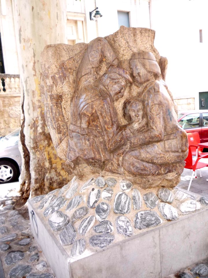 Alcoy - Monumento a los Voluntarios de la Cruz Roja 2