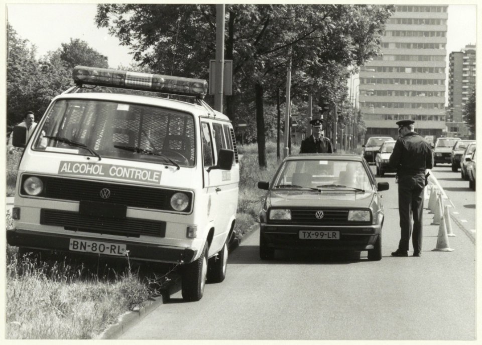 Alcohol controle door de politie op de Amerikaweg. NL-HlmNHA 54023605