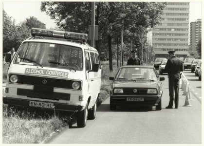 Alcohol controle door de politie op de Amerikaweg. NL-HlmNHA 54023605