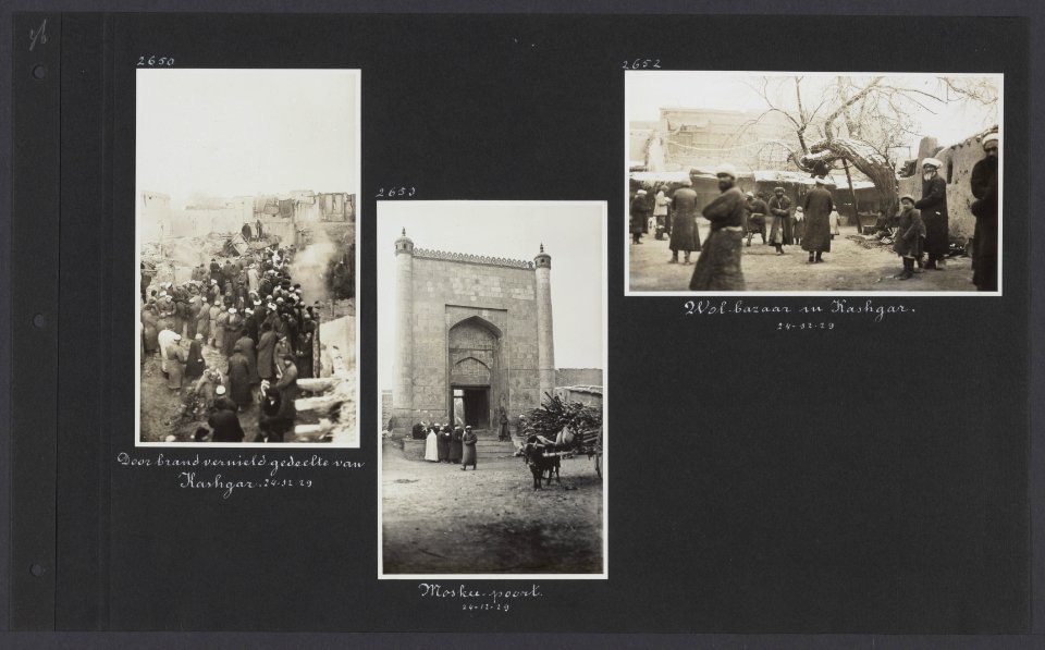 Albumblad met drie fotos. Links inheemse mannen in de vijftien door brand verw, Bestanddeelnr 33 073