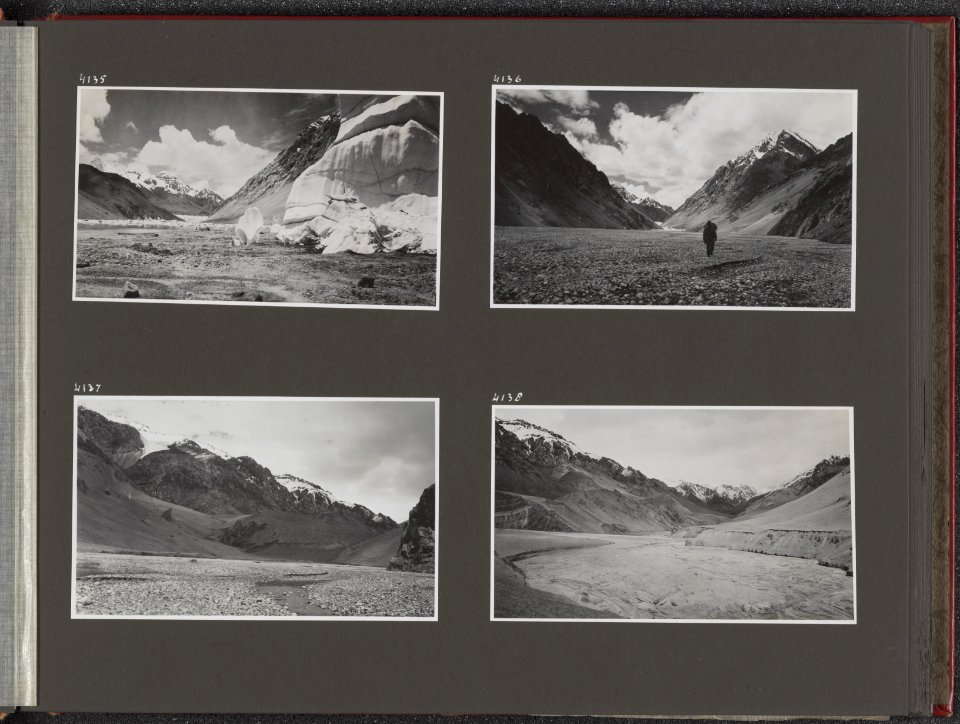 Albumblad met vier fotos. Linksboven Het Shaksgam-dal met op de voorgrond de g, Bestanddeelnr 39 13