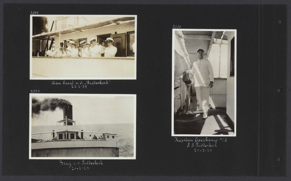 Albumblad met drie fotos. Links de bemanning van de SS Ridderkerk aan het zons, Bestanddeelnr 32 008