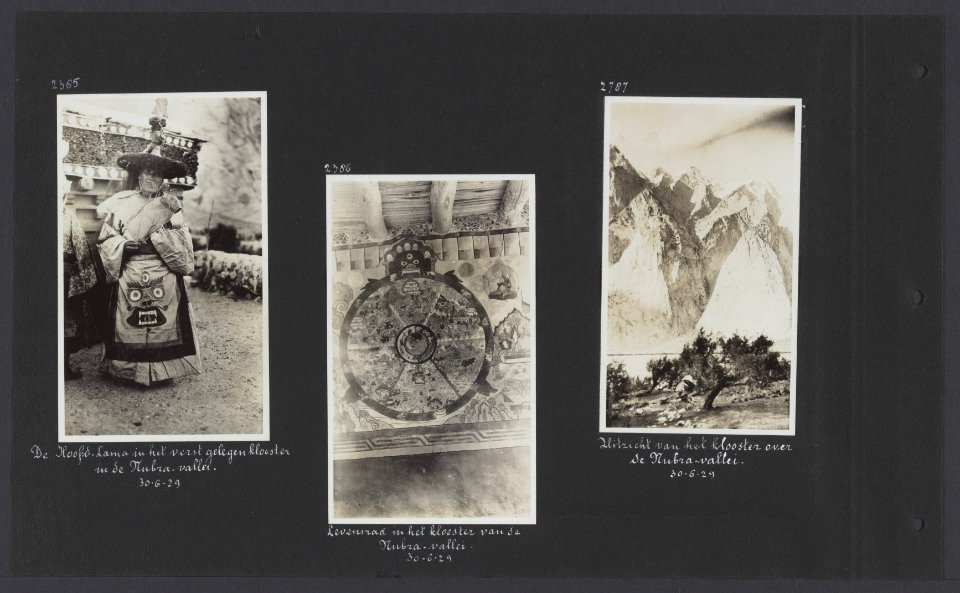 Albumblad met drie fotos. Links hoofd-Lama in het Lama-klooster in de Nubra-va, Bestanddeelnr 32 086