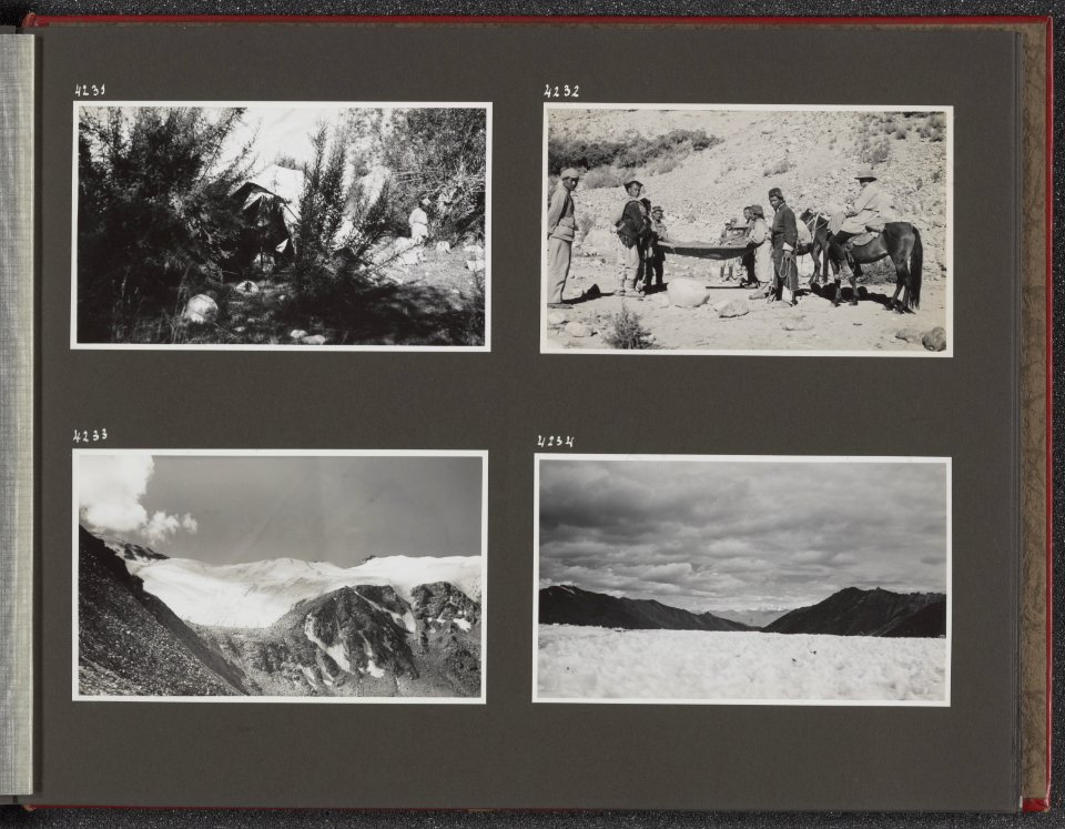 Albumblad met vier fotos. Linksboven tent in het kamp aan de noord-kant van de, Bestanddeelnr 39 37