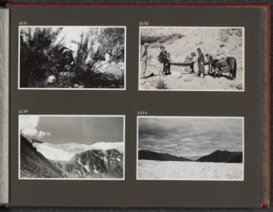 Albumblad met vier fotos. Linksboven tent in het kamp aan de noord-kant van de, Bestanddeelnr 39 37