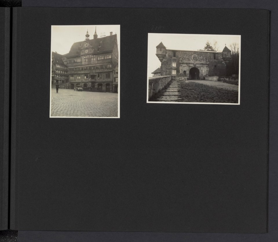 Albumblad met twee fotos. Links gebouw op een markt (Zwitserland) rechts po…, Bestanddeelnr 31 55