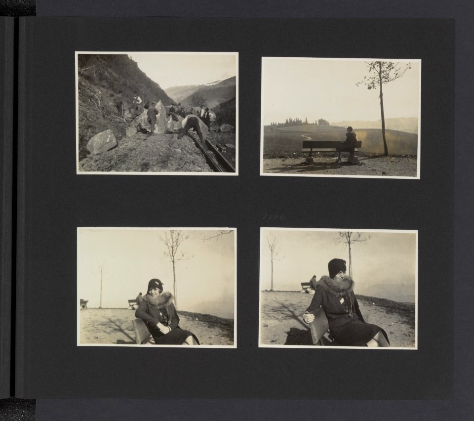 Albumblad met vier fotos. Linksboven mannen halen rotsblokken van de spoorrail, Bestanddeelnr 31 53