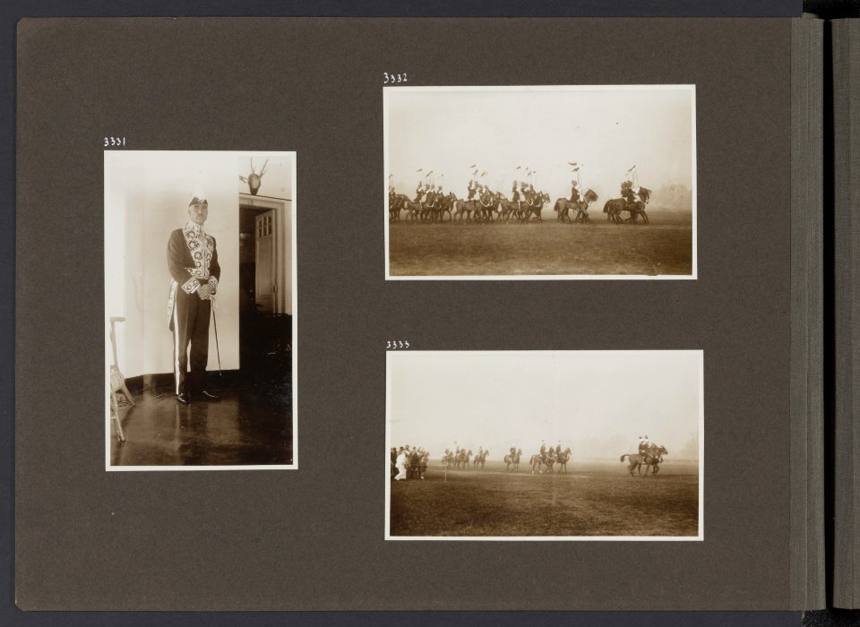Albumblad met drie fotos. Links Philips Christiaan Visser in zijn officiële am, Bestanddeelnr 36 18