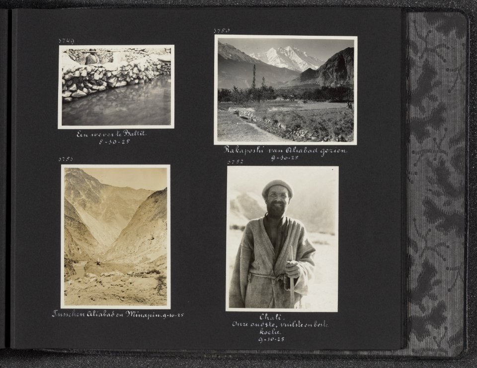 Albumblad met vier fotos. Linksboven man met weefgetouw achter een muurtje te , Bestanddeelnr 29 77