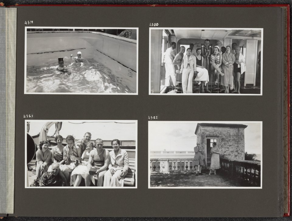 Albumblad met vier fotos. Linksboven man met hoge hoed en vrouw met badmuts in, Bestanddeelnr 40 11