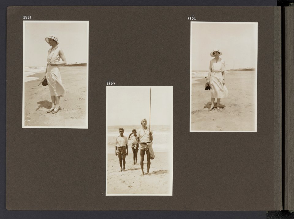 Albumblad met drie fotos. Linksboven dame op het strand. Rechtsboven dame aan, Bestanddeelnr 36 26