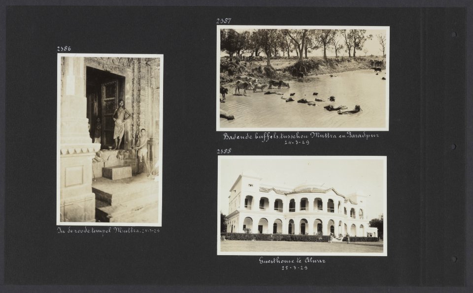 Albumblad met drie fotos. Links Indiase mannen bij de ingang van de rode tempe, Bestanddeelnr 32 028