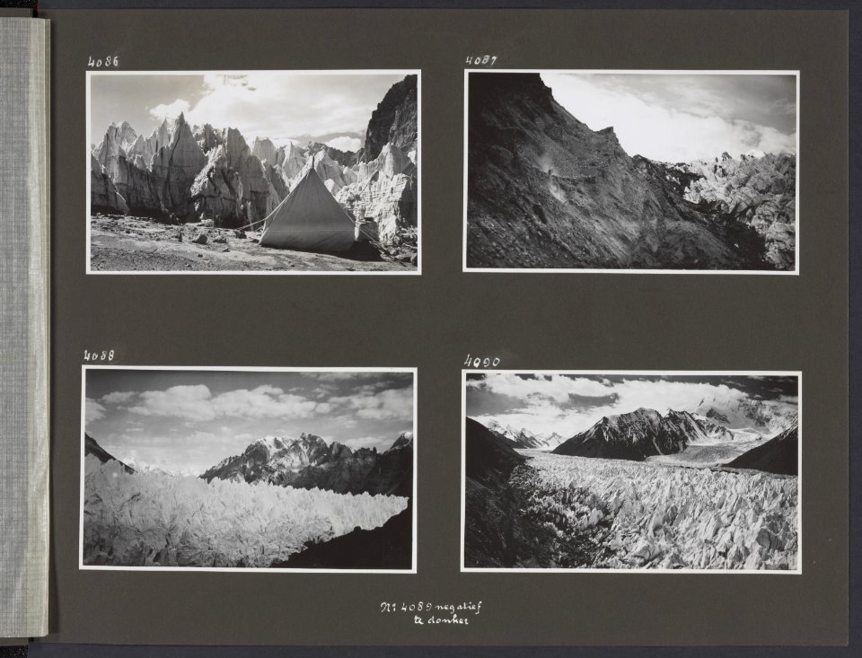 Albumblad met vier fotos. linksboven Kamp bij de gletsjertong van de Singye-g…, Bestanddeelnr 38 49