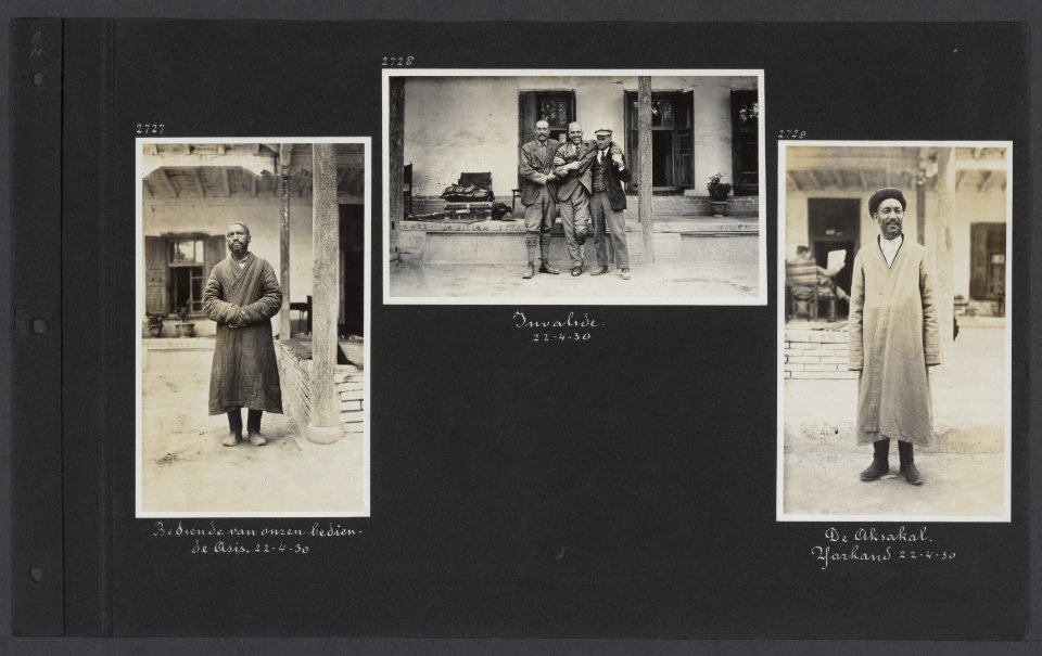 Albumblad met drie fotos. Links een bediende van de bediende Asis van het echt, Bestanddeelnr 34 05