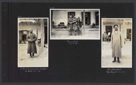 Albumblad met drie fotos. Links een bediende van de bediende Asis van het echt, Bestanddeelnr 34 05