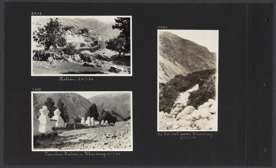 Albumblad met drie fotos. Linksboven gezicht bij Kalsar rechtsonder Tibetaan, Bestanddeelnr 34 56