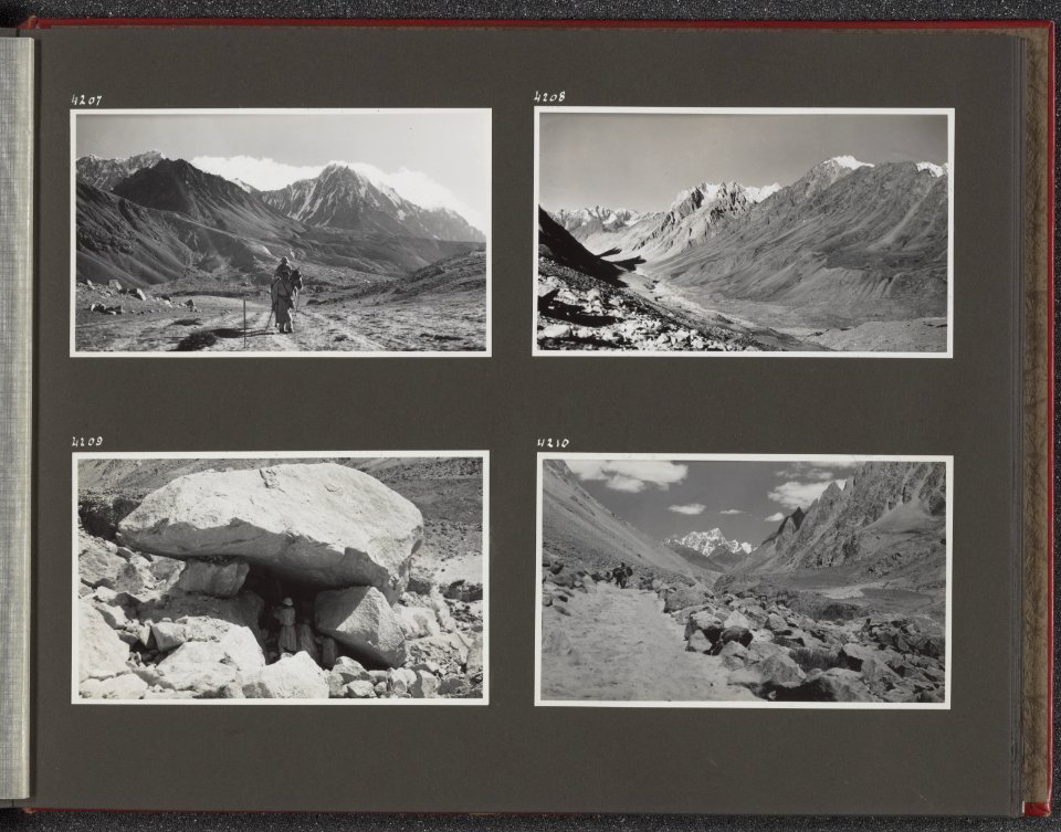 Albumblad met vier fotos. Linksboven Jenny Visser-Hooft te paard. Rechtsboven, Bestanddeelnr 39 31