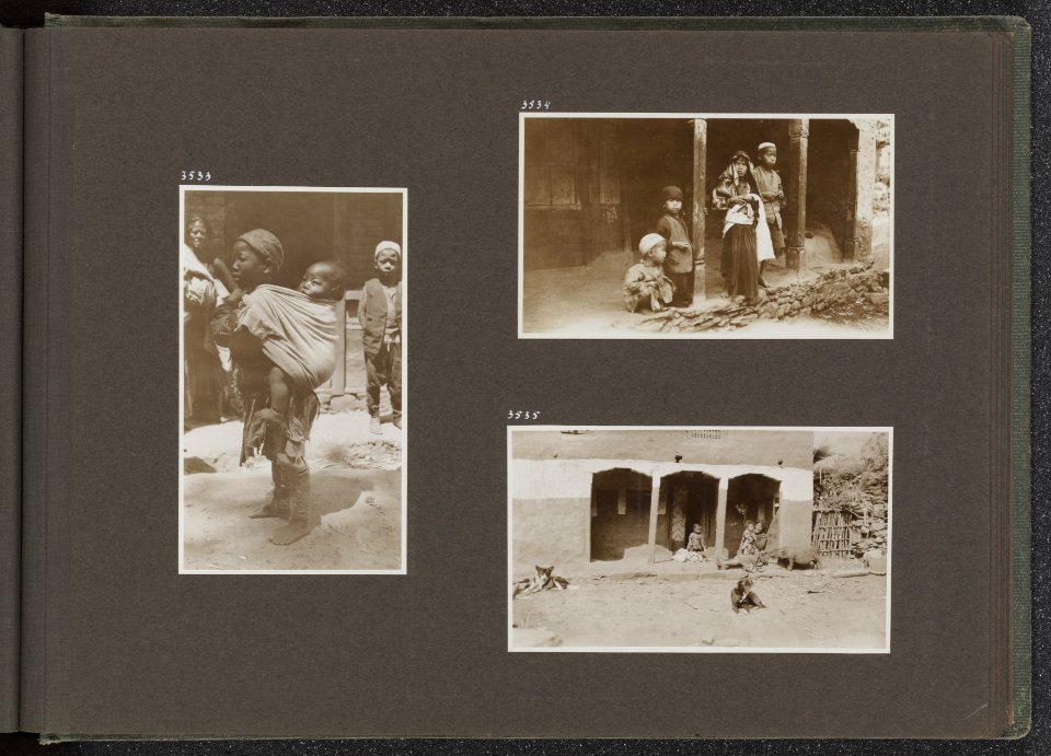 Albumblad met drie fotos. Links kind draagt baby op de rug. Rechtsboven vier , Bestanddeelnr 37 39