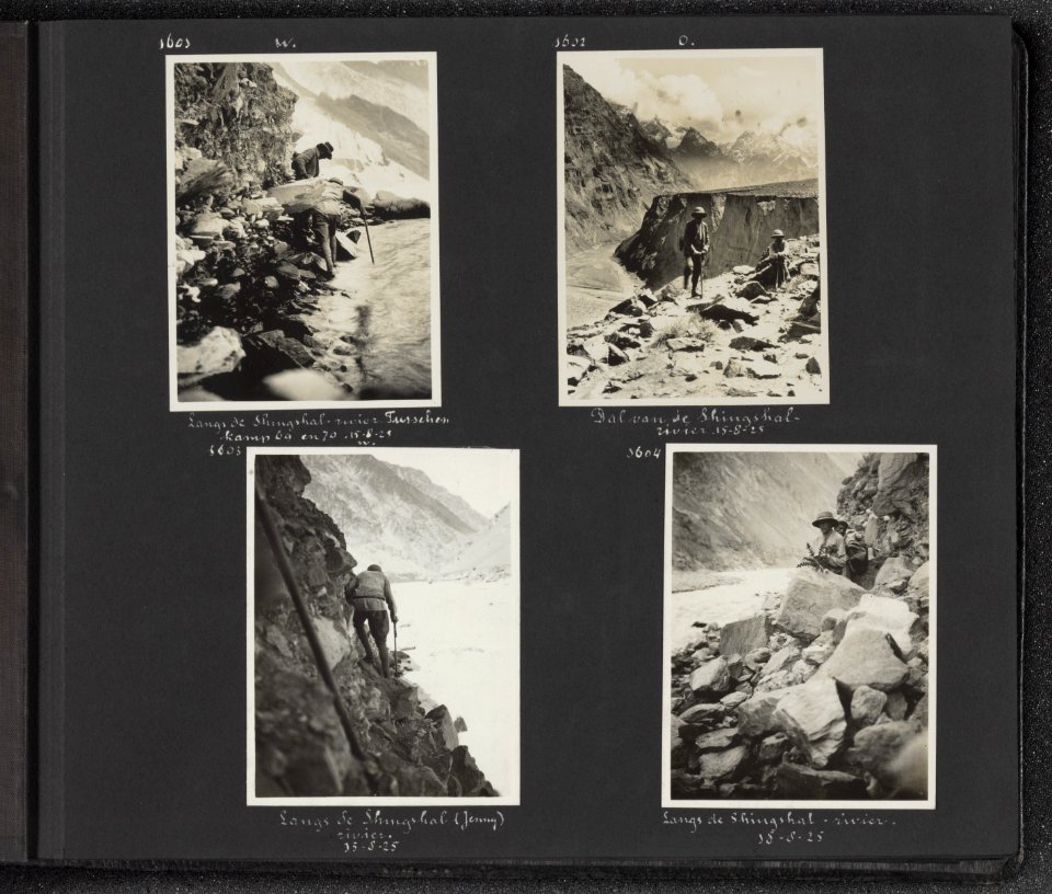 Albumblad met vier fotos. Linksboven moeizaam lopen aan de rand van de Shimsha, Bestanddeelnr 29 03