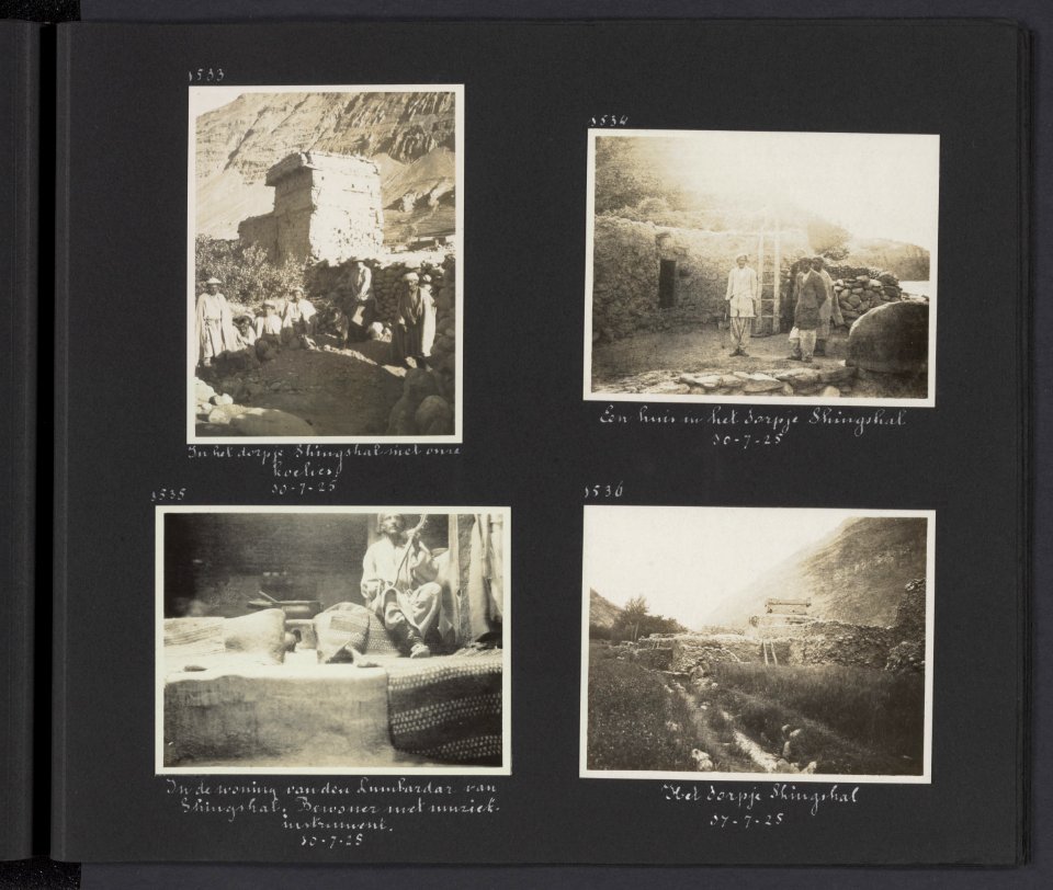 Albumblad met vier fotos. Linksboven opname van enkele expeditieleden met de d, Bestanddeelnr 28 67