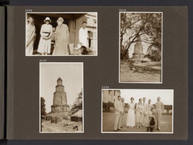 Albumblad met vier fotos. Linksboven Jenny Visser-Hooft naast een goeroe en aa, Bestanddeelnr 36 35