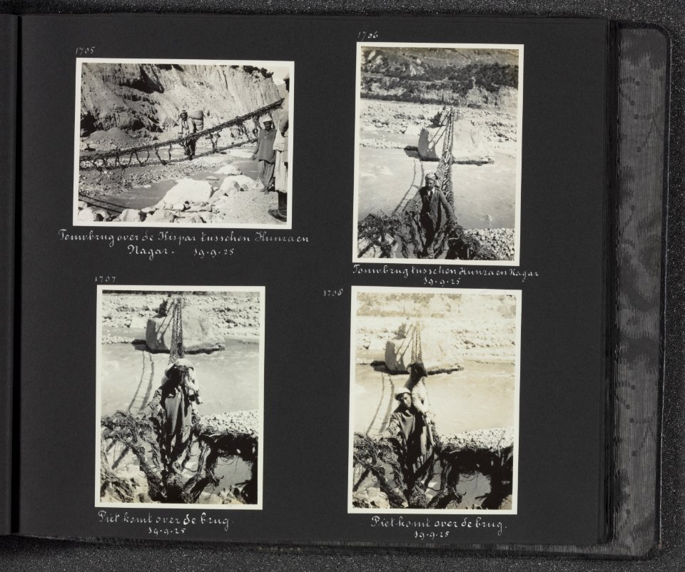 Albumblad met vier fotos. linksboven Touwbrug over de Hispar rivier tussen Hun, Bestanddeelnr 29 55