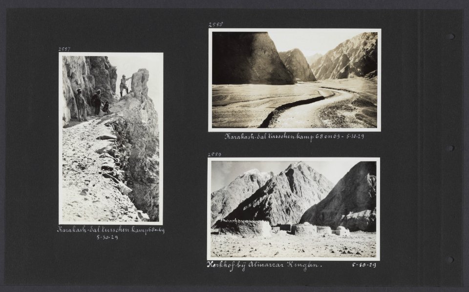 Albumblad met drie fotos. Links expeditieleden in het Karadash-dal tussen kamp, Bestanddeelnr 33 044