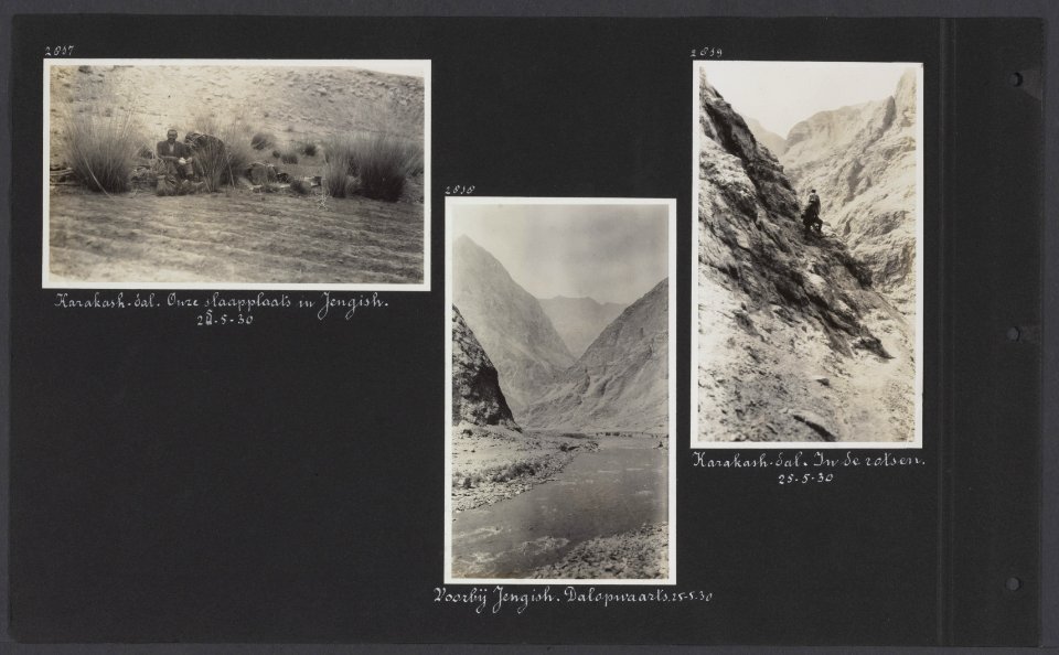Albumblad met drie fotos. Links de slaapplaats van de expeditieleden in Jengis, Bestanddeelnr 34 32