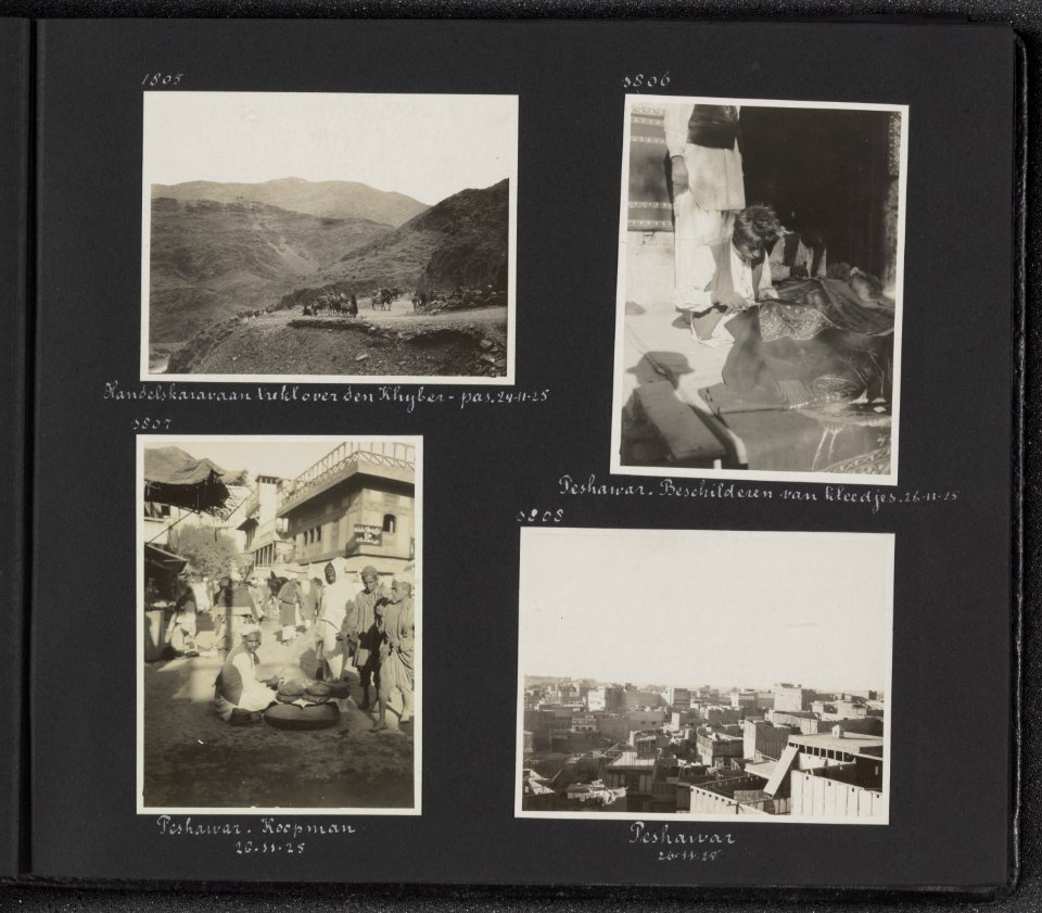 Albumblad met vier fotos. Linksboven karavaan op weg naar de Khyber-pas. Recht, Bestanddeelnr 30 05