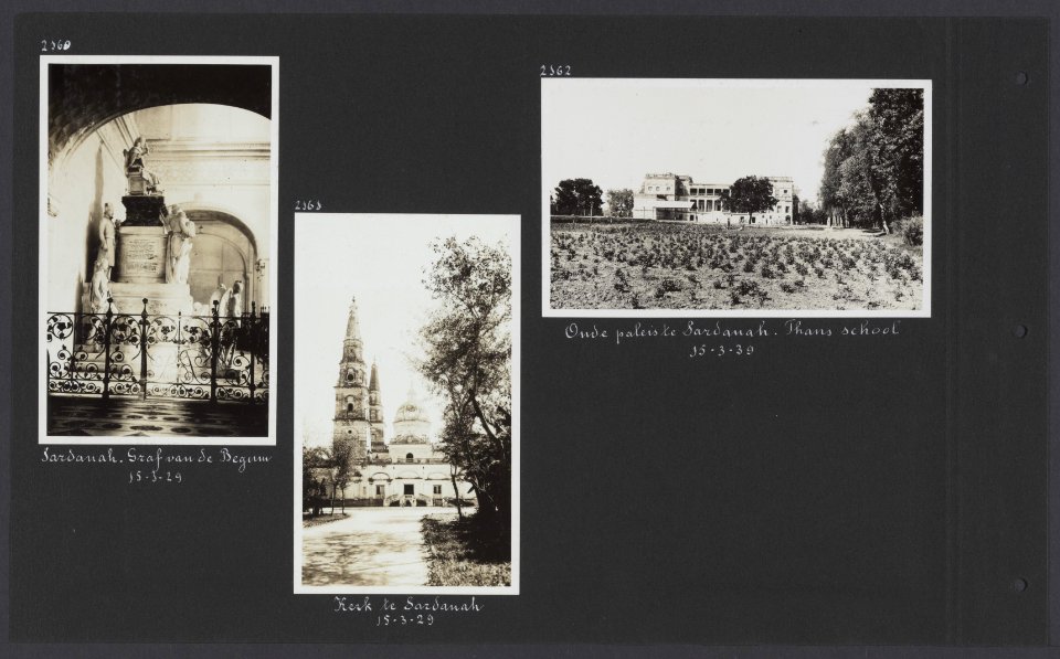 Albumblad met drie fotos. Links het graf van de Begum in Sardanah midden de , Bestanddeelnr 32 020