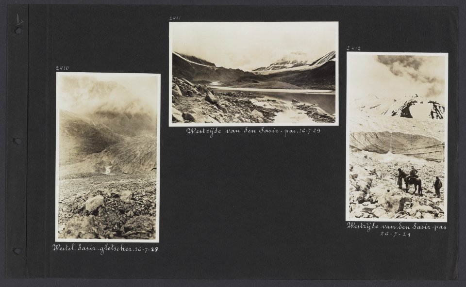 Albumblad met drie fotos. Links Westelijke Sasir-Gletscher. Midden en links W, Bestanddeelnr 33 003