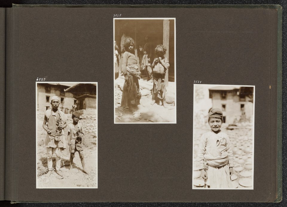 Albumblad met drie foto's. Linksonder man met kind met muziekinstrumenten. Midd, Bestanddeelnr 37 37