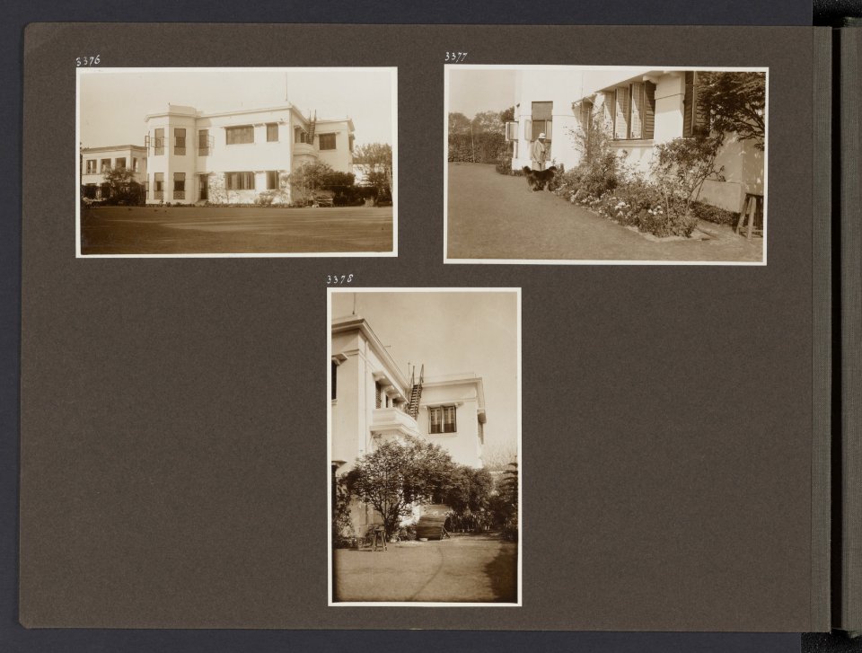 Albumblad met drie fotos. Linksboven achterkant van de ambassadeurswoning van , Bestanddeelnr 36 30